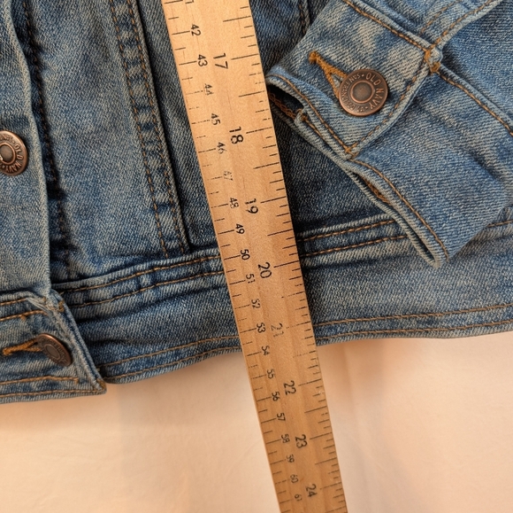 20.Old Navy Women's Classic Blue Jean Jacket - Picture 4 of 4